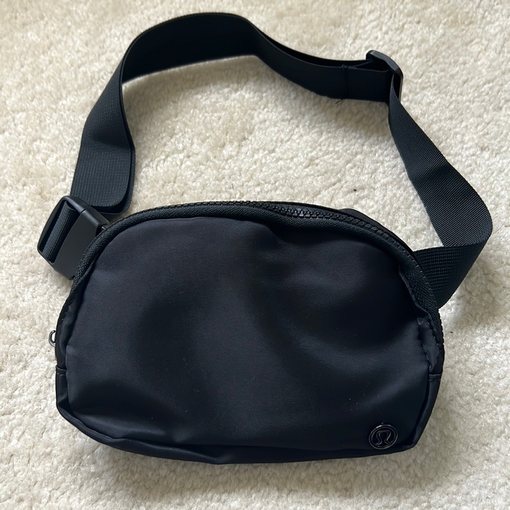Black Lululemon Everywhere Belt Bag 1L